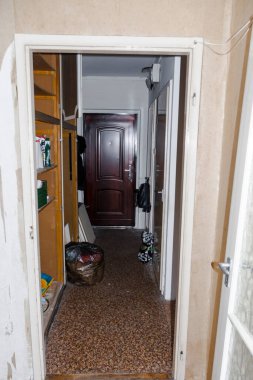 Restorasyondan önce bir panelde eski püskü bir daire.