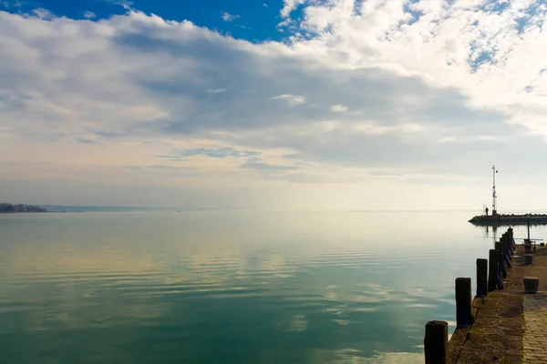 าเร Balatonkenese ในทะเลสาบบาลาต งการ ในฤด ใบไม — ภาพถ่ายสต็อก