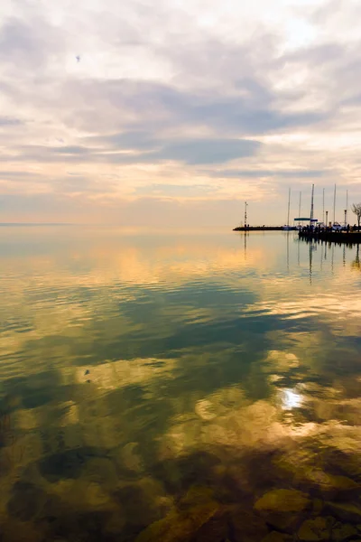 秋にはハンガリーのバラトン湖にバラトケンの港 — ストック写真