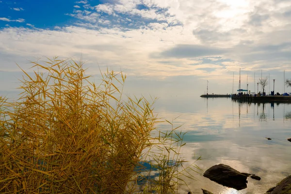 ชายหาด Balatonkenese ในทะเลสาบบาลาต งการ ในฤด ใบไม — ภาพถ่ายสต็อก