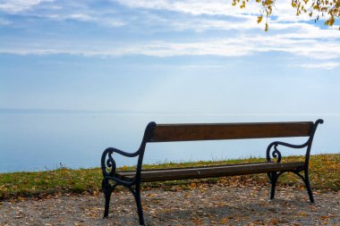 Balatonkenese 'de, Balaton Gölü kıyısında bir bankta.