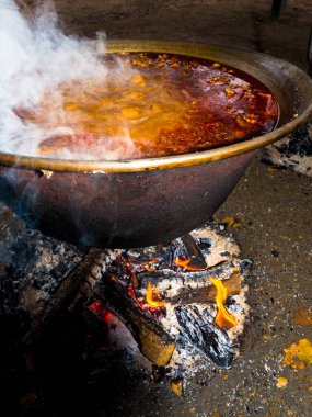 Macar sığır güveci ve kırmızı biber.
