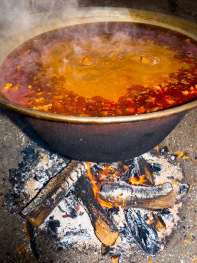 Macar sığır güveci ve kırmızı biber.