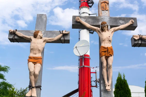 匈牙利Szekszard Calvary Kalvaria 山上的十字架化Jesus Crhist和一个无线电发射塔 — 图库照片