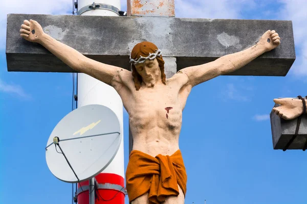 Keresztre Feszített Jézus Krisztus Egy Rádióadó Torony Kálvária Dombon Székelyföldön — Stock Fotó