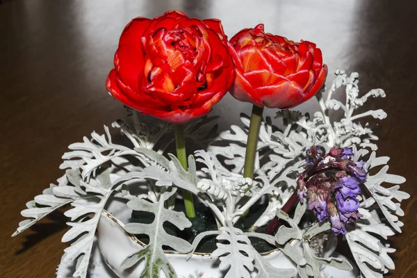 Composição Flor Com Tulipas Vermelhas Uma Mesa — Fotografia de Stock