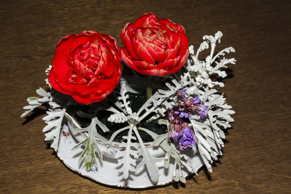 Composición Floral Con Tulipanes Rojos Sobre Una Mesa —  Fotos de Stock