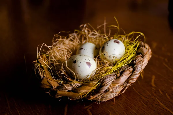 Ovos de codorna de Páscoa em um ninho em uma mesa — Fotografia de Stock