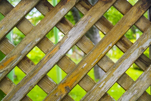 Houten hek patroon in een tuin — Stockfoto