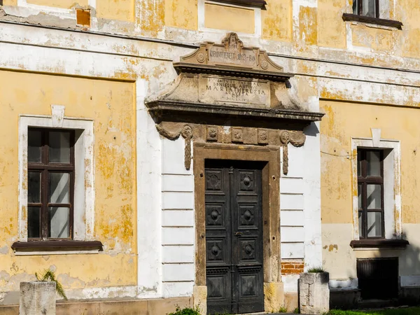 Voorzijde van een oud gebouw met ramen in Veszprem — Stockfoto