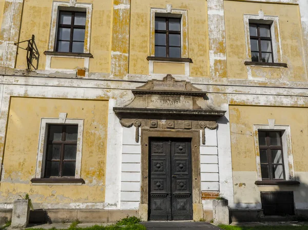 Voorzijde van een oud gebouw met ramen in Veszprem — Stockfoto