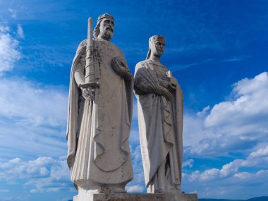 Veszprem 'deki Szent Istvan Kralı ve Gizella Kraliçesi heykeli.