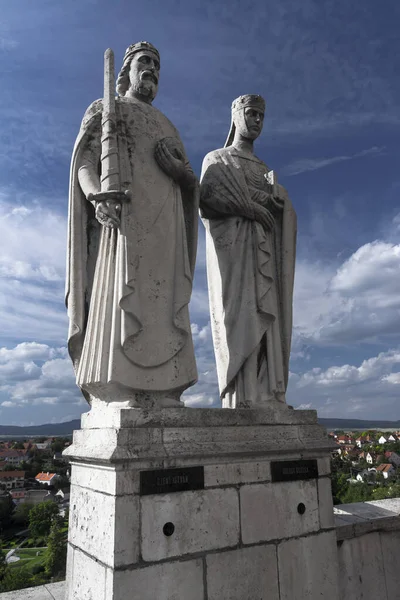 Statue des Szent Istvan Königs und der Königin von Gizella in Veszprem — Stockfoto