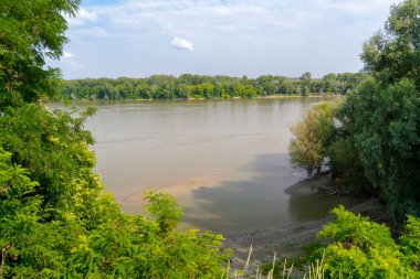 Macaristan 'daki Mohacs' ta Tuna Nehri manzarası