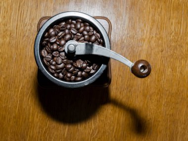 Retro kahve öğütücüsü masadan kalkmaya hazır.