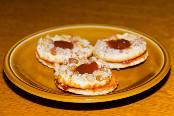 Traditionelle ungarische Shortbread Linzer Kekse auf einem Teller — Stockfoto