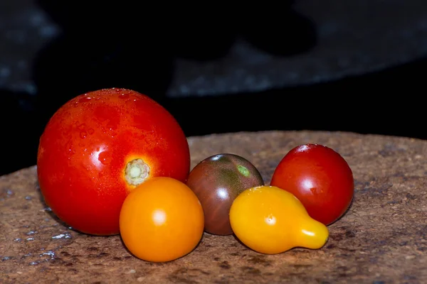 Pomodori Piccoli Grandi Vassoio — Foto Stock