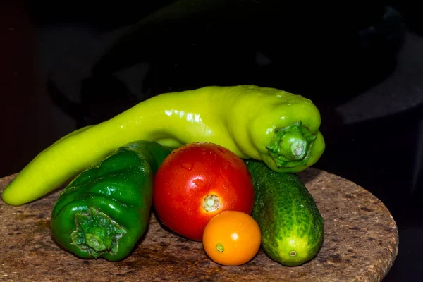 Čerstvá zelenina, červená a žlutá rajčata, zelená paprika a okurka — Stock fotografie