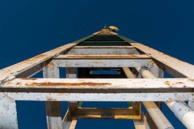 Balaton 'da akşam gökyüzü olan bir sütunun demir çerçevesi.