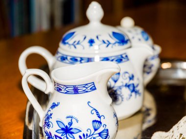 Porselen sofra takımı, kabı ve kupaları tepside.