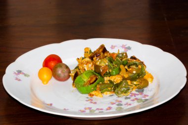 Sosisli ve yumurtalı kızarmış yeşil biber.