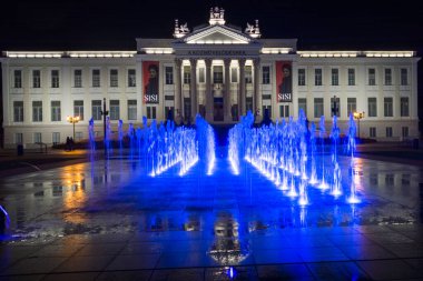SZEGED, HUNGARY - 28 AĞUSTOS. 2021: Szeged 'deki Mora Ferenc Müzesinde gece ışıkları