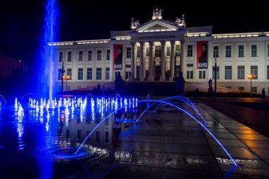 SZEGED, HUNGARY - 28 AĞUSTOS. 2021: Szeged 'deki Mora Ferenc Müzesinde gece ışıkları