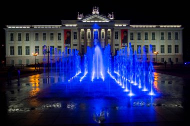 SZEGED, HUNGARY - 28 AĞUSTOS. 2021: Szeged 'deki Mora Ferenc Müzesinde gece ışıkları