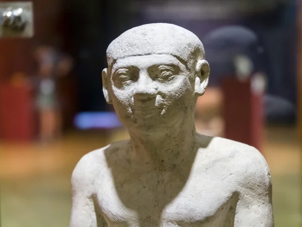 Antigua estatua egipcia de un hombre — Foto de Stock
