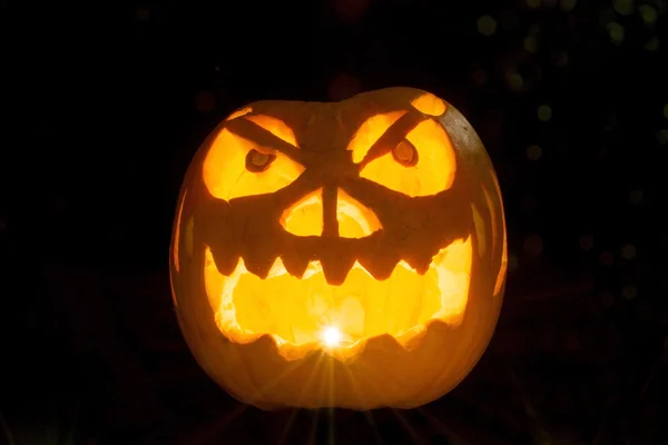 Вырезанная тыква на Хэллоуин — стоковое фото