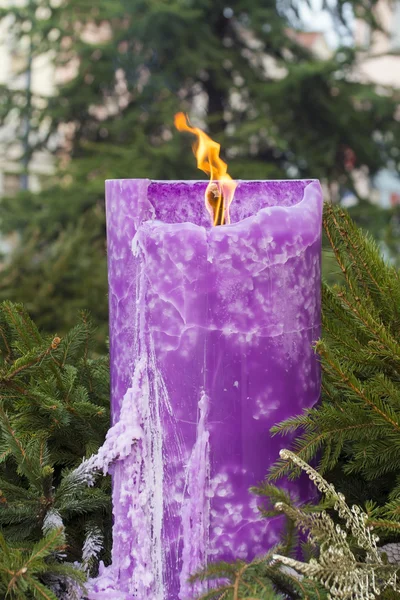 Vela ardente em uma grinalda de Natal — Fotografia de Stock