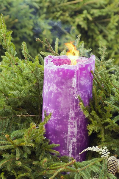 Vela ardente em uma grinalda de Natal — Fotografia de Stock