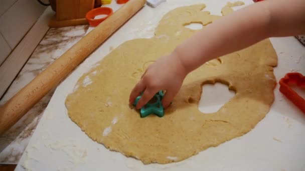 Kids are making cookies — Stock Video