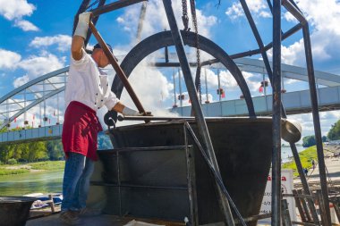 Dev su ısıtıcısı olarak balık çorbası Szeged Festivali
