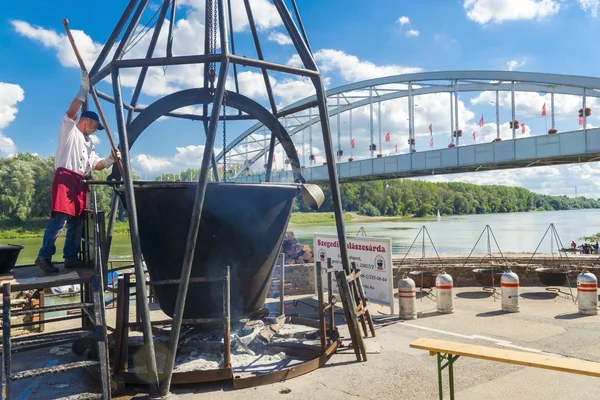 Giant kettle in the fish soup festival in Szeged — Stock Photo, Image