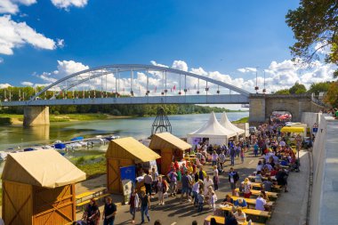 Köprü kalabalığa