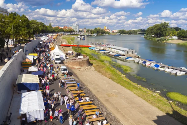 Натовп в місті Szeged — стокове фото