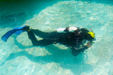 Skuba dalgıcı suyun altında