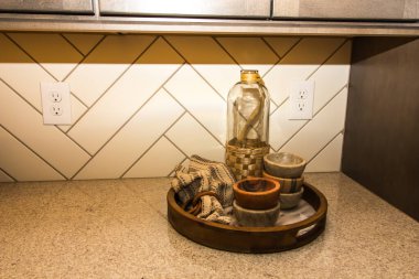 Mutfak tezgahında küçük kâselerle servis tepsisi