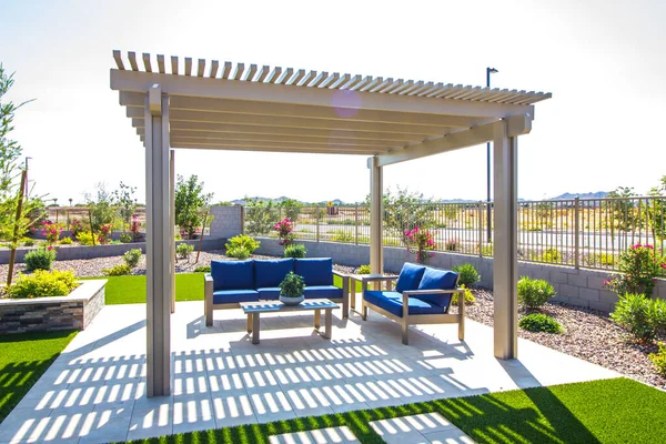 Patio Tylne Pergola Drewnianymi Meblami — Zdjęcie stockowe