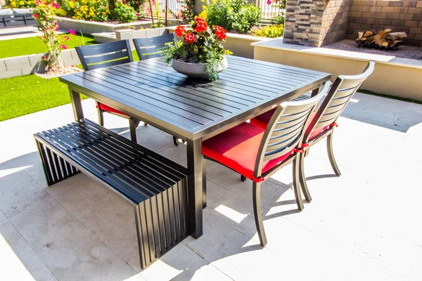 Moderne Terrassenmöbel Mit Tisch Stühlen Bänken — Stockfoto