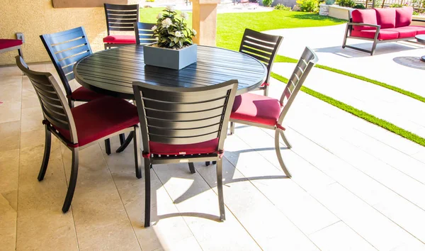 Hinterhof Terrassenmöbel Mit Rundtisch Und Stühlen Mit Kissen — Stockfoto