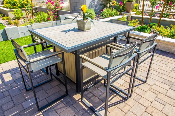 Gartenmöbel Hof Mit Tisch Und Sechs Stühlen — Stockfoto