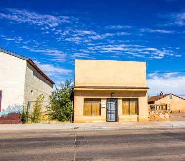 Küçük Ticari Bina Terk Edildi & Depresyon Alanında