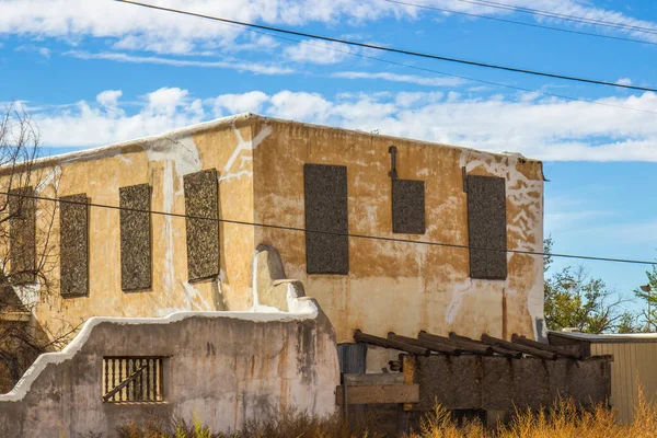 Verlassenes Zweistöckiges Gebäude Mit Vergitterten Fenstern — Stockfoto