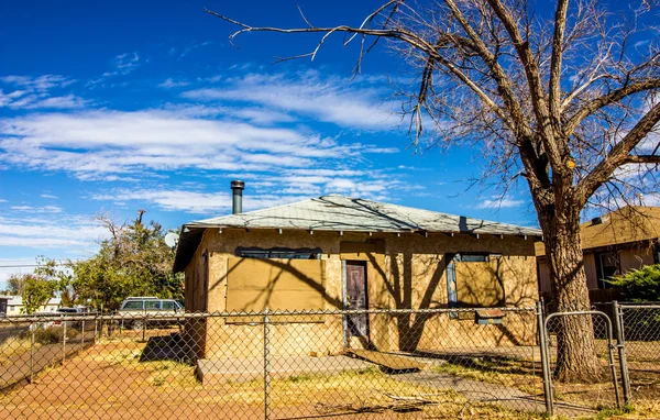 Abandonado Uma História Casa Com Janelas Embarcadas — Fotografia de Stock