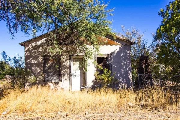 Casa Abandonada Con Ventanas Rotas — Foto de Stock