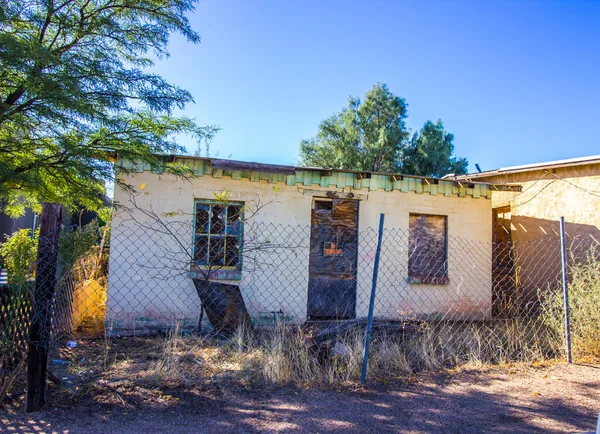 Casa Abbandonata Una Storia Con Porta Sbarrata Finestra Rotta — Foto Stock