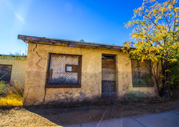 Antiguo Edificio Abandonado Con Ventanas Tapiadas — Foto de Stock