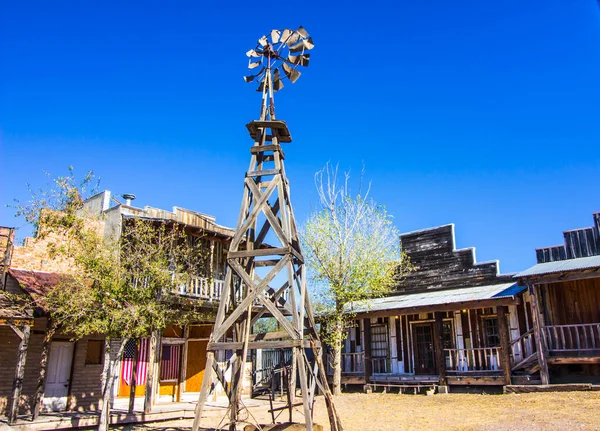 Régi Weathered Windmill Buildings Akasztott Amerikai Zászlók — Stock Fotó